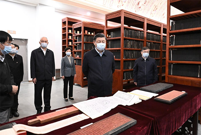 習(xí)近平1日下午在中國國家版本館考察時，在蘭臺洞庫了解館藏精品版本保存情況