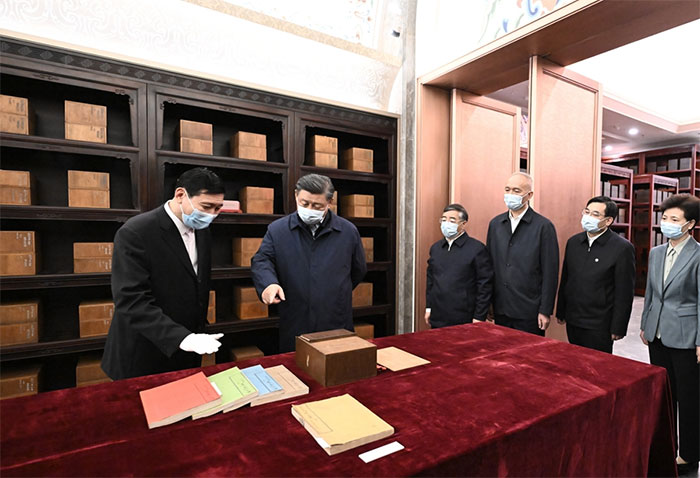 習(xí)近平1日下午在中國國家版本館考察時，在蘭臺洞庫了解館藏精品版本保存情況